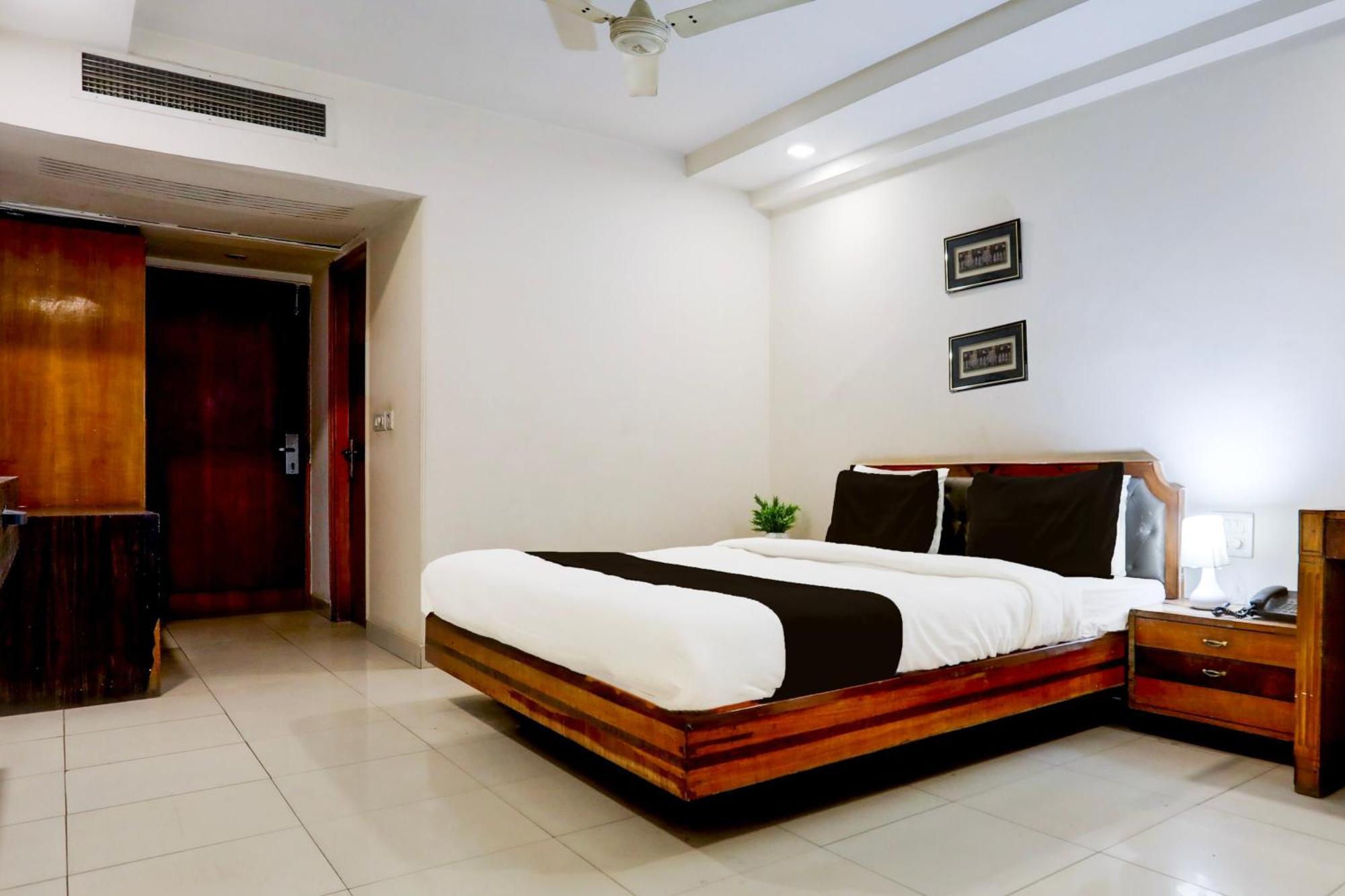 Super Townhouse Padav Square Gwalior Formerly Hotel Shelter Luaran gambar